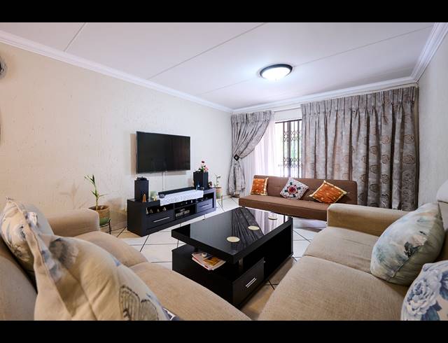 2 BEDROOM APARTMENT FOR SALE IN SUNNINGHILL